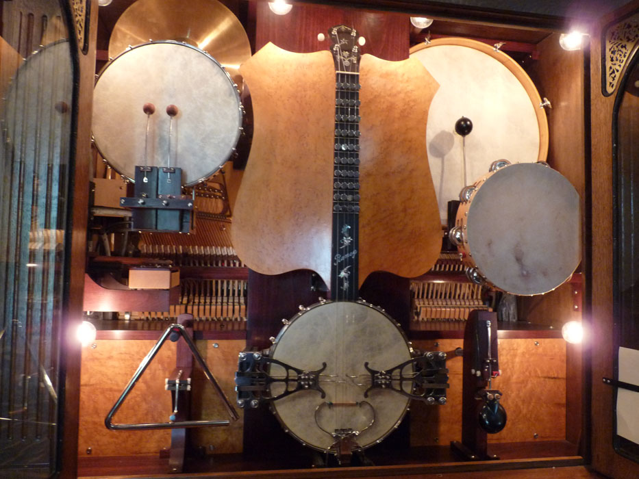 Orchestrion with banjo and drums